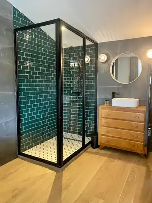 a bathroom with a shower and a sink and a mirror at Gîte au pied de la Cité Médiévale - Le 127 in Carcassonne