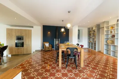 a kitchen and dining room with a table and chairs at Sous les remparts la maison Pimprenelle in Carcassonne