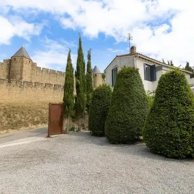 Sous les remparts la maison Pimprenelle