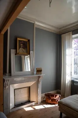 a living room with a fireplace and a mirror at Camellas-Lloret in Montréal