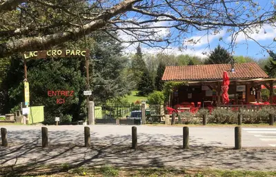 a street sign in front of a building at La Cabane in Mazamet