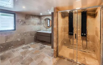 a bathroom with a shower and a sink at Stunning Home In Pardailhan in Pardailhan
