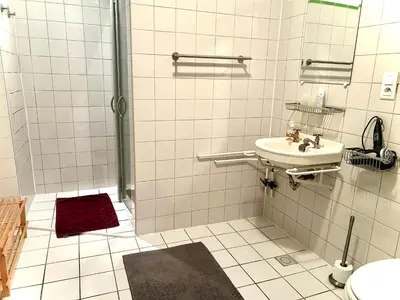 a bathroom with a sink and a shower at Notre-Dame d'Escouloubre Sources d'eaux chaudes privées et sauna in Escouloubre