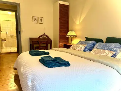 two towels on a white bed in a bedroom at Notre-Dame d'Escouloubre Sources d'eaux chaudes privées et sauna in Escouloubre