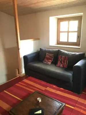 a living room with a couch and a coffee table at Charme Zen Ecrin de verdure Fraîcheur Spa in Pezens