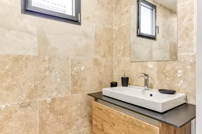 a bathroom with a sink and a mirror at L'appenti in Luc-sur-Orbieu
