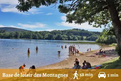 a group of people on the beach at a lake at Appartement - 2 chambres - Parking voiture in Mazamet
