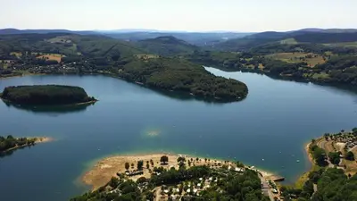 an island in the middle of a large lake at Mobil home au bord du lac in Nages