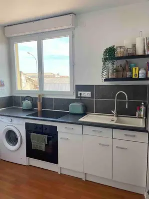 a kitchen with a sink and a washing machine at Proche des plages - Beau T2 climatisé in Narbonne