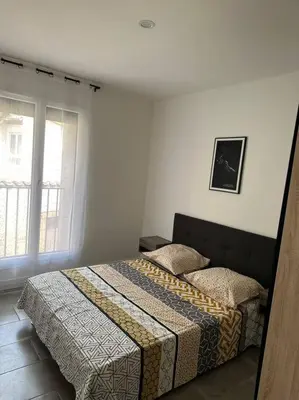 a bedroom with a bed and a window at La Casa de Gaëlle 2 in Trèbes