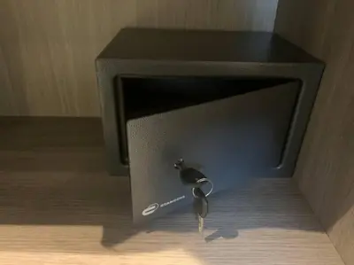 a small black box with a key in it at Location de vacances à Quarante Gîte de la cave Szymczak in Quarante
