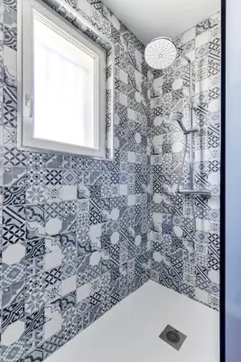 a bathroom with a shower with a window at La Villa d'Isa et Seb in Narbonne
