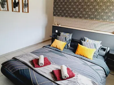 a bedroom with a bed with towels on it at Confort et Style Maison Cosy 3 Chambres Narbonne in Narbonne