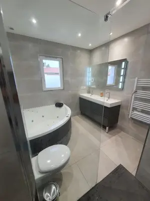 a bathroom with a tub and a toilet and a sink at Confort et Style Maison Cosy 3 Chambres Narbonne in Narbonne