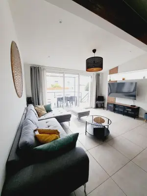 a living room with a couch and a television at Confort et Style Maison Cosy 3 Chambres Narbonne in Narbonne