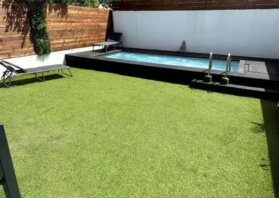 a backyard with a swimming pool and green grass at Confort et Style Maison Cosy 3 Chambres Narbonne in Narbonne