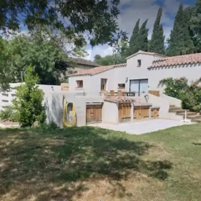 Lodge with private pool surrounded by vineyards