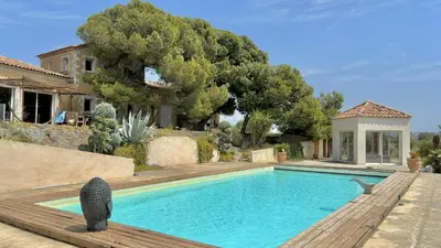 a swimming pool in front of a house at Domaine Ô Lingot d'Oc in Roubia