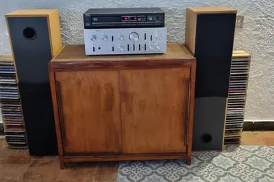 a wooden table with two speakers and a radio at VILLA VILATA A PADERN DANS LES CORBIÈRES SAUVAGES in Padern