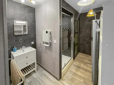 a bathroom with a sink and a shower at Superbe Villa avec piscine, 4 chambres à Vinassan in Vinassan
