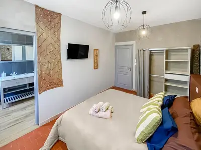 a bedroom with a bed with towels on it at Superbe Villa avec piscine, 4 chambres à Vinassan in Vinassan