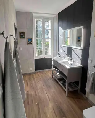 a bathroom with a sink and a mirror at Superbe Villa avec piscine, 4 chambres à Vinassan in Vinassan