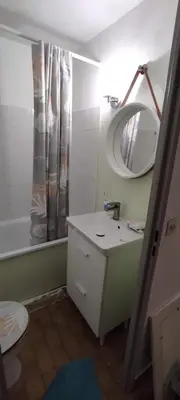 a bathroom with a sink and a mirror at Petit appart sympa clim piscine balcon in Gruissan