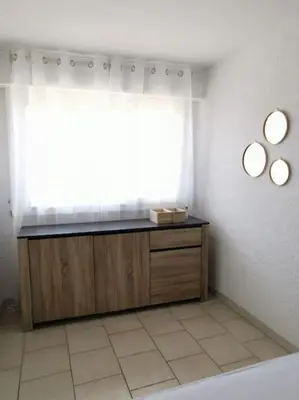 a room with a window and a counter with a window at Plage des Chalets appartement T2+terrasse in Gruissan