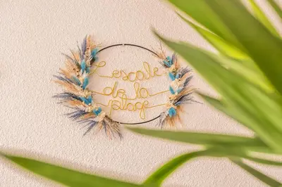 a wreath with the words escape of a bride on a wall at L'Escale de la Plage in Gruissan