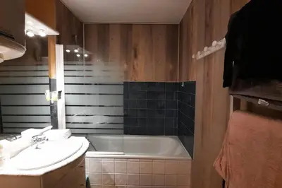 a bathroom with a sink and a bath tub at Appart. calme 5 Pers vue sur le port de gruissan in Gruissan