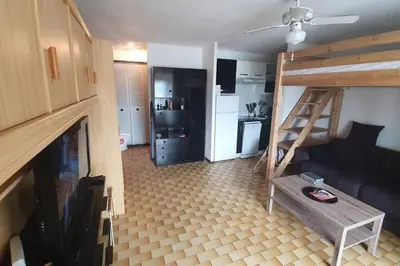 a living room with a couch and a bunk bed at Appart. calme 5 Pers vue sur le port de gruissan in Gruissan