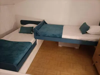 two beds in a small room with at Le Sept in Gruissan