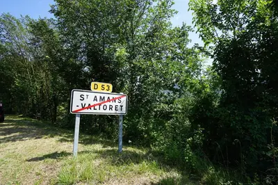 a sign that says st alwaysanother in front of trees at La maison du Thoré in Saint-Amans-Valtoret