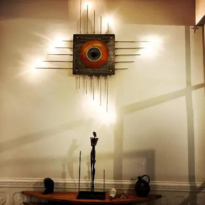 a room with a wall with a target and a statue at La Paloma La Palme in Lapalme