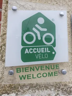 a sign that saysoval video bernvenue welcome at le lorrain in Saint-Pons