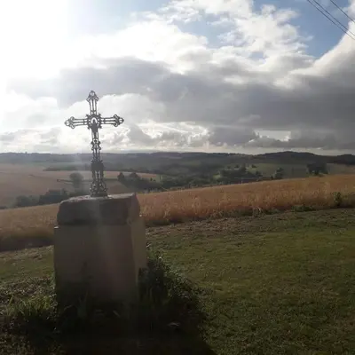 a cross on the side of a field at gite au village in Mourvilles-Hautes