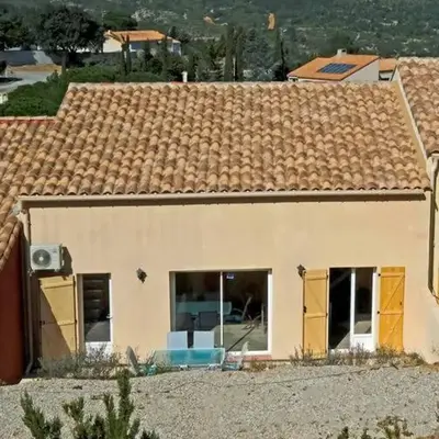 Maison confortable à 10 km des plages de la Méditerranée au bord du village pittoresque