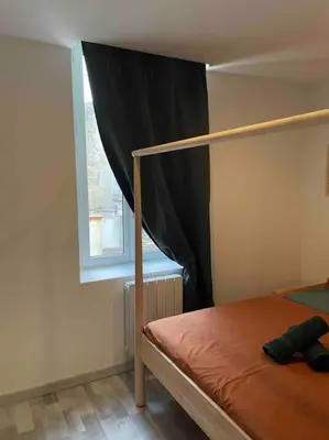 a bedroom with a bunk bed with a window at Vivez Castelnaudary à pied, T2 cosy avec jardin, proche gare et canal du midi in Castelnaudary