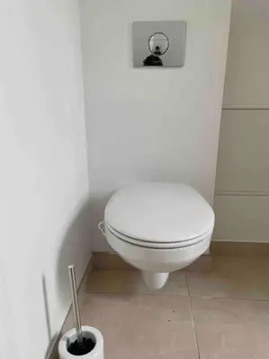 a bathroom with a white toilet in a stall at Vivez Castelnaudary à pied, T2 cosy avec jardin, proche gare et canal du midi in Castelnaudary