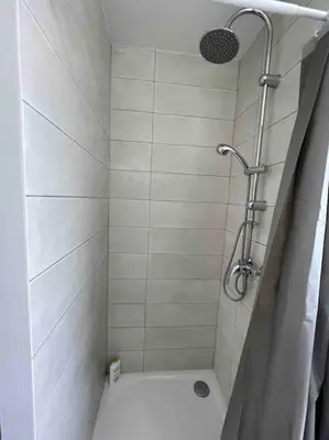 a bathroom with a shower with a toilet in it at Vivez Castelnaudary à pied, T2 cosy avec jardin, proche gare et canal du midi in Castelnaudary