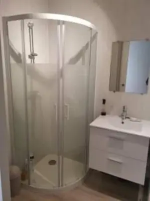 a bathroom with a shower and a sink at Appartement rénové RDC terrasse 200m plage in Port-la-Nouvelle