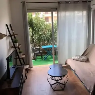 Appartement rénové RDC terrasse 200m plage