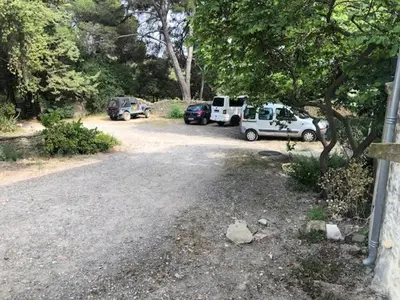 a group of cars parked in a parking lot at château de Paulignan in Trausse