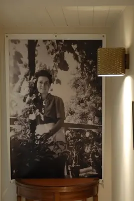 a black and white picture of a woman on a wall at TEMPS de PAUSE - CAMPAGNE in Lautrec