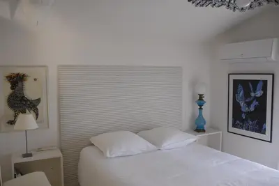 a white bedroom with a bed and a window at TEMPS de PAUSE - CAMPAGNE in Lautrec
