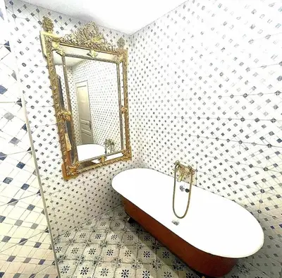 a bathroom with a bath tub and a mirror at Piano apartment in Taurize