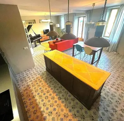 a living room with a table and a couch at Piano apartment in Taurize
