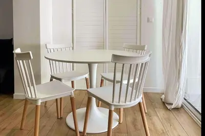 a white table and chairs in a room at Cozy & Elegant Appartement Narbonne in Narbonne