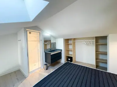 a room with a kitchen with a bed in it at Le Woltu - Appt proche des Halles in Narbonne