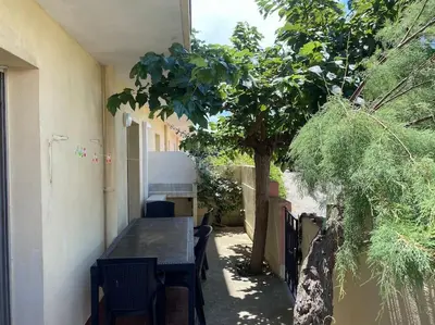 a table and chairs sitting next to a building at Beau T3 - plain pied - terrasses in Port-la-Nouvelle